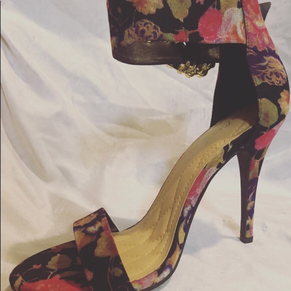 🌸Floral Print Heels Size 8.5🌸